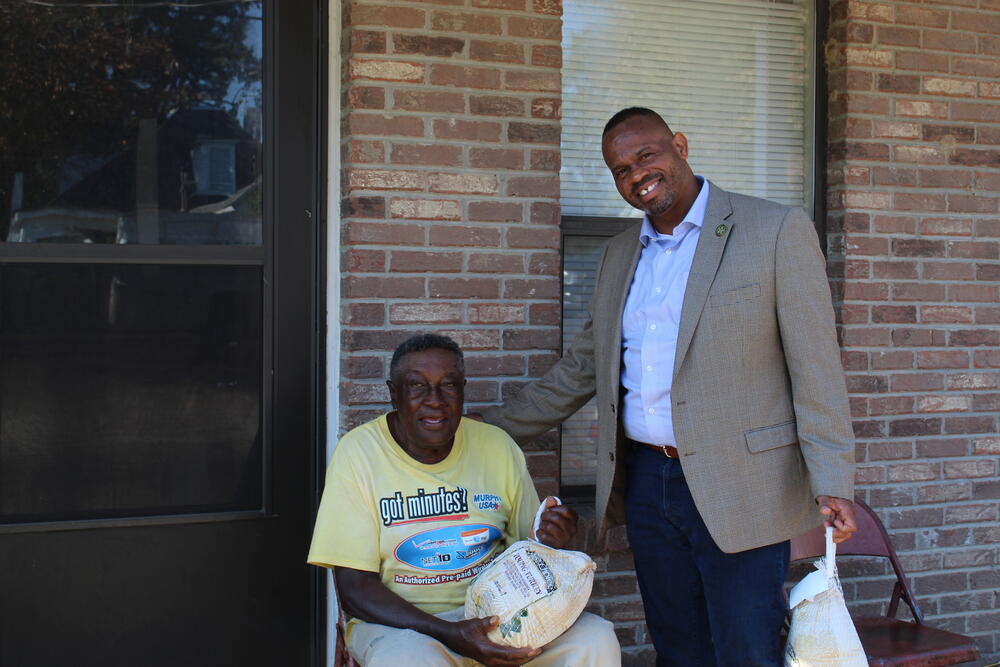 seniors get turkeys for Thanksgiving