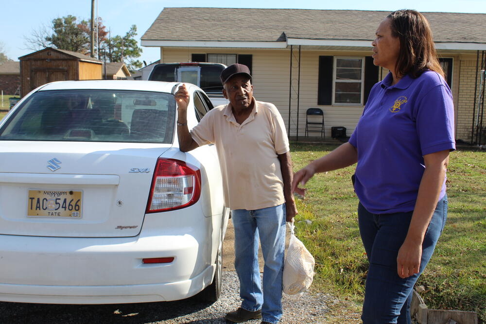 seniors get turkeys for Thanksgiving