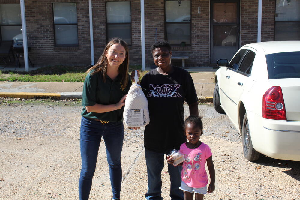 seniors get turkeys for Thanksgiving