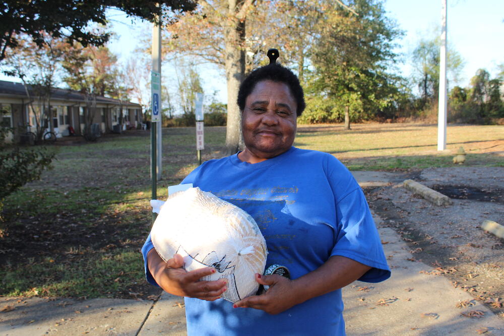 seniors get turkeys for Thanksgiving