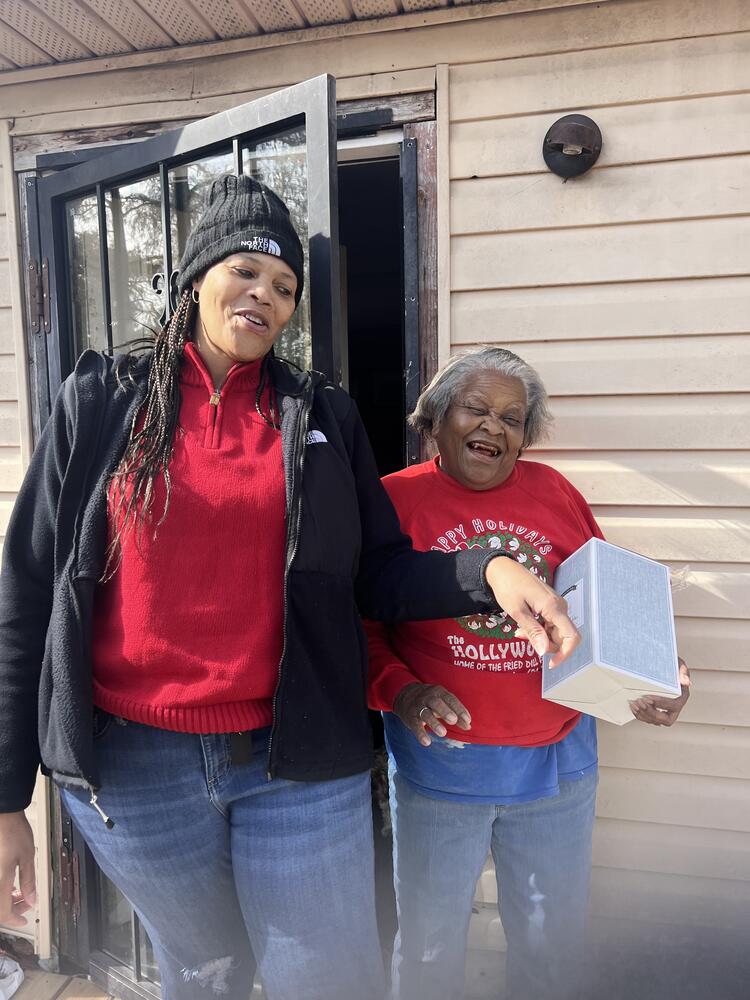 seniors get turkeys for Thanksgiving