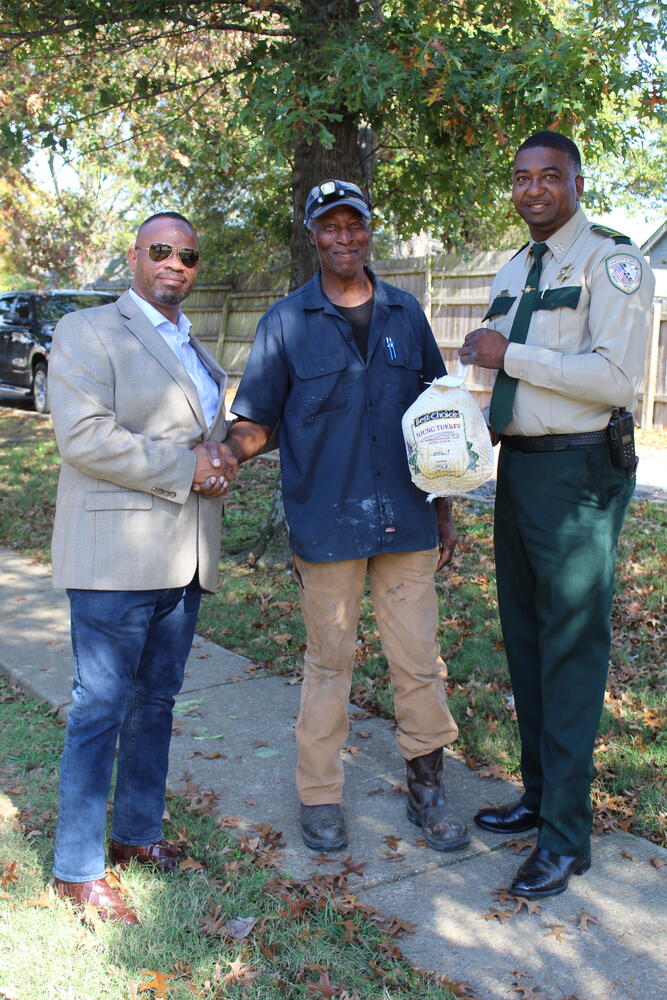 seniors get turkeys for Thanksgiving